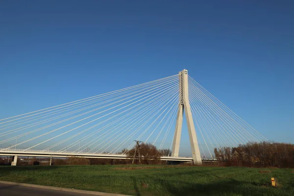 Rzeszow, Polen - 9 9 2018: Avstängd vägbro över floden Wislok. Teknisk konstruktion av metall. Modern arkitektur. Ett vitt kors på en blå bakgrund är en symbol för staden — Stockfoto