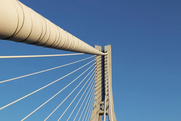 Rzeszow, Pologne - 9 9 2018 : Pont routier suspendu traversant la rivière Wislok. Construction métallique structure technologique. Architecture moderne. Une croix blanche sur fond bleu est un symbole de la ville — Photo