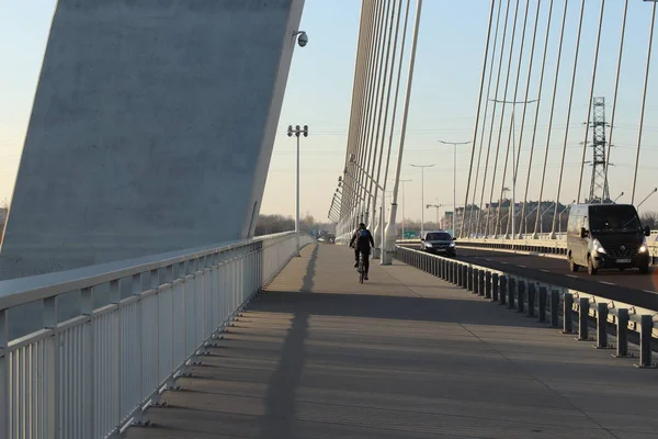 Rzeszow, Polônia - 9 9 2018: Ponte rodoviária suspensa através do rio Wislok. Estrutura tecnológica de construção metálica. Arquitetura moderna. Uma cruz branca sobre um fundo azul é um símbolo da cidade — Fotografia de Stock