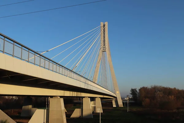 Rzeszow, Polen - 9. September 2018: Hängebrücke über den Fluss Wislok. Metallkonstruktion technologische Struktur. Moderne Architektur. Ein weißes Kreuz auf blauem Grund ist ein Symbol der Stadt — Stockfoto