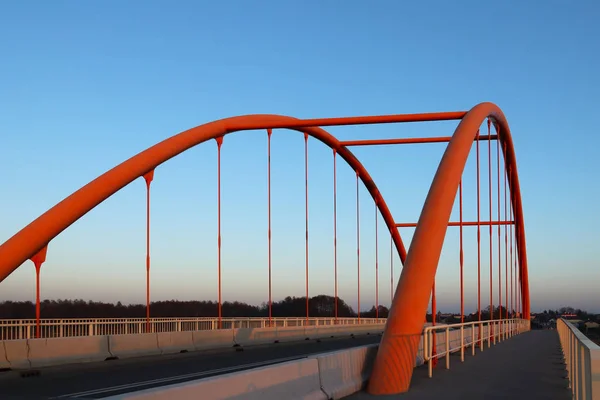 Rzeszow, Pologne - 9 9 2018 : Pont routier suspendu traversant l'autoroute. Construction métallique structure technologique. Architecture moderne — Photo