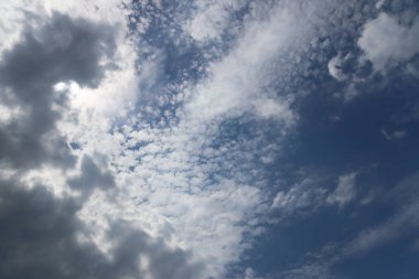 Kümülüs ve sirrus bulutlarıyla açık mavi gökyüzü. Güneşli bir hava. Neşeli bir ruh hali. Yüksek basınç. Temiz hava ekolojisi. Gaz halindeki bir su. Yağmur ve dolu kaynağı. Hava tahminleri