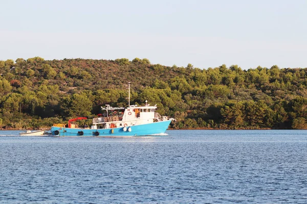 Le bateau de pêche pour l'extraction des calmars revient tôt le matin en naviguant sur la côte verte. Captures de céphalopodes dans la mer Adriatique de la région méditerranéenne. Dalmatie du district — Photo