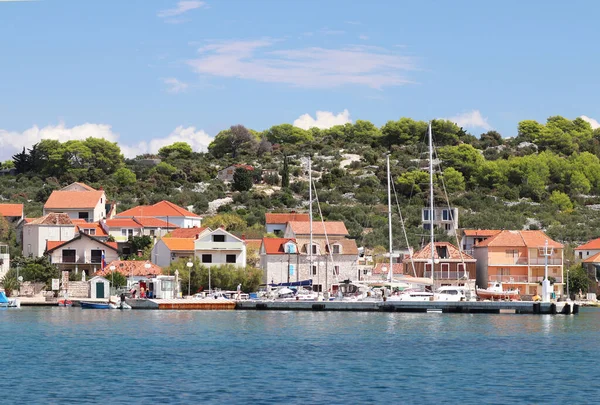 Panorama di un porto turistico nella città di Jezera in Croazia nella regione della Dalmazia. Le navi ormeggiate nel porto di una tranquilla cittadina di pescatori in una giornata soleggiata e limpida. Affari turistici marini. Isola di Murter — Foto Stock