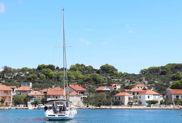 Panorama di un porto turistico nella città di Jezera in Croazia nella regione della Dalmazia. Le navi ormeggiate nel porto di una tranquilla cittadina di pescatori in una giornata soleggiata e limpida. Affari turistici marini. Isola di Murter — Foto Stock