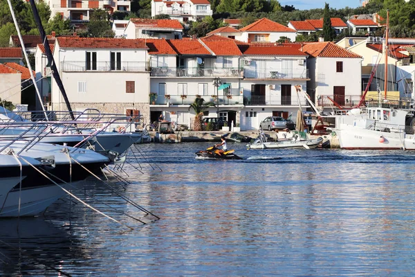 Панорама пристані для яхт у місті Jezera в Хорватії, в Далмації регіону. Кораблі пришвартований в порту тихий рибальське село, в Сонячний, ясний день. Морська туристичного бізнесу. Острів Муртер — стокове фото