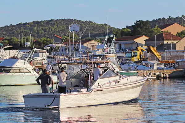 Jezera, Chorvatsko - 9 9 2018: Rybáři lodí plujících ve vodách přístavu. Panorama jachetního přístavu v oblasti Dalmácie. Ostrov Murter. on lodě kotvící v přístavu klidné rybaření — Stock fotografie