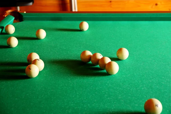 Russian billiards. Numbered ivory balls lay on the green cloth of the bijar table. Gambling for money for adults. Rest after work in a tavern. Production of board games. International sports competiti — Stock Photo, Image