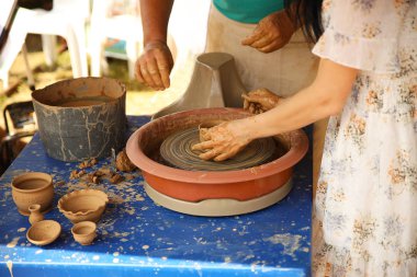 Bir çömlekçi kadının narin elleri bir çömlekçi tekerleği üzerinde kil tabaklar heykel. Yemek yapmak için halk sanatı. Bir seramik ürün oluşturulması. Eski zanaatı öğretiyor. Günlük yaşam için mutfak eşyaları. Geçmiş
