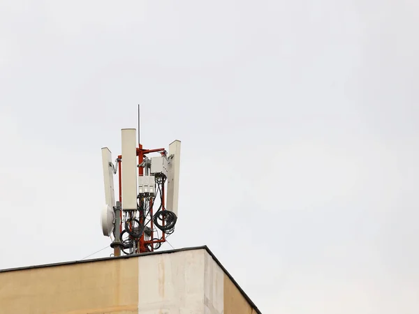Wieży Radiowej Anteny Tle Błękitnego Nieba Metalowa Konstrukcja Sieci Bezprzewodowej — Zdjęcie stockowe