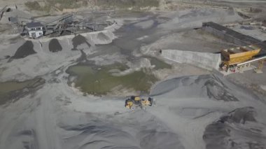 Ezilmiş taş ve inşaat malzemelerinin üretimi. Taş ocağının yukarıdan görünüşü. İnsansız hava aracı ya da kuadrokopterden havadan görüntü. Ağır teçhizat kullanan inşaat işlerinin panoraması