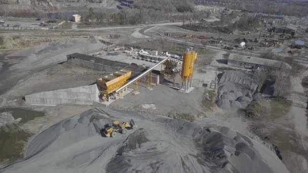 Produktion av krossat sten- och bulkbyggnadsmaterial. Utsikt över stenbrottet från en höjd. Flygfoto från en drönare eller quadrocopter. Panorama över byggnadsarbeten med hjälp av tung utrustning — Stockvideo