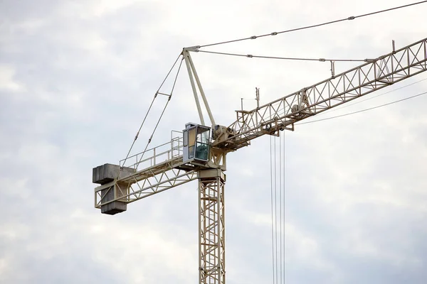 Gruas Torre Trabalham Durante Construção Edifício Vários Andares Novos Apartamentos — Fotografia de Stock