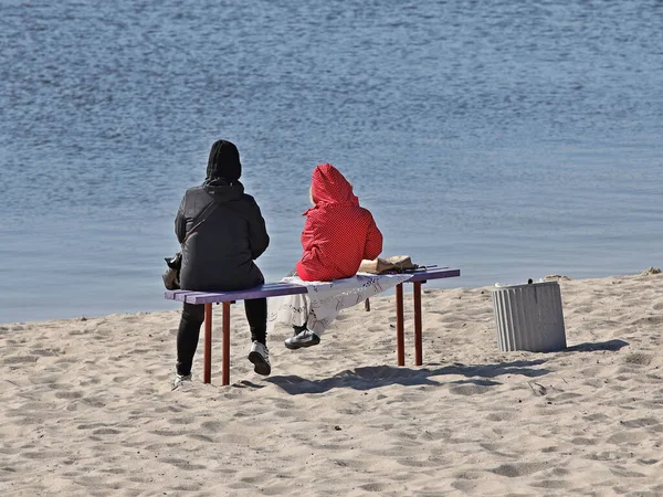 Adult Child Sitting Bench Sandy Beach Sea River Walks Open — Stock Photo, Image