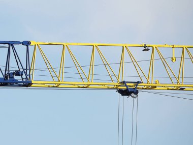 Kule vinçleri çok katlı bir binanın yapımı sırasında çalışır. Apartman sakinleri için yeni daireler ve ofisler için binalar. Yüksekken riskli iş. Ağır inşaat malzemeleri kaldırılıyor. Şehir Geliştirme.