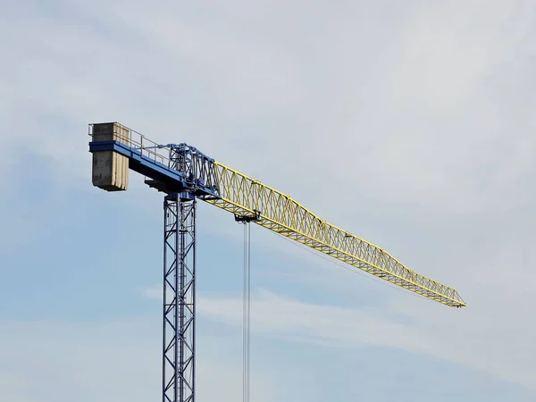 Gruas Torre Trabalham Durante Construção Edifício Vários Andares Novos Apartamentos — Fotografia de Stock