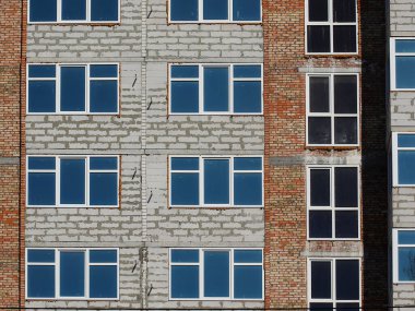 Lviv, Ukrayna - 342020: Balkonları ve büyük cam pencereleri olan çok katlı modern bir evin cephesi. Modern mimari tasarımı. Alttan üstten bak. Modern şehir mimarisi.