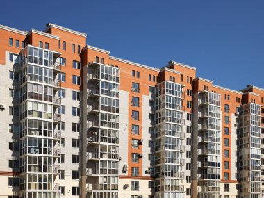 Lviv, Ukrayna - 342020: Balkonları ve büyük cam pencereleri olan çok katlı modern bir evin cephesi. Modern mimari tasarımı. Alttan üstten bak. Modern şehir mimarisi