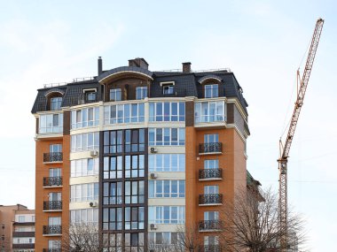 Lviv, Ukrayna - 342020: Balkonları ve büyük cam pencereleri olan çok katlı modern bir evin cephesi. Modern mimari tasarımı. Alttan üstten bak. Modern şehir mimarisi