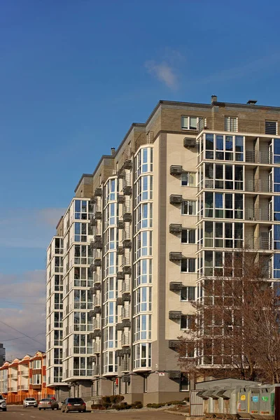 Lviv, Ucraina - 3 4 2020: Facciata di un'alta casa moderna a più piani con balconi e grandi finestre di vetro. Progettazione di architettura moderna. Vista dall'alto dal basso. Architettura moderna della città — Foto Stock