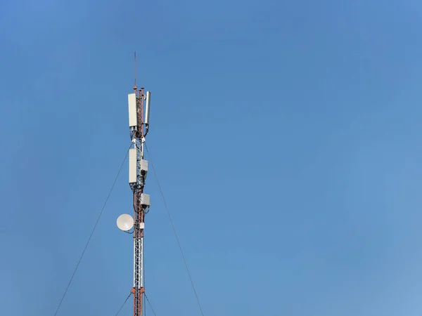 Wieża Radiowo Telewizyjna Odbioru Przesyłania Sygnałów Elektromagnetycznych Odległość Metalowa Konstrukcja — Zdjęcie stockowe