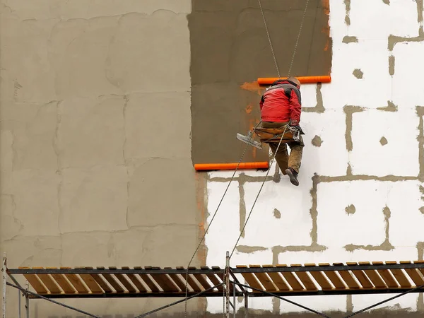 Tırmanma Ekipmanlarında Çalışan Bir Müteahhit Yüksek Katlı Bir Binanın Dış - Stok İmaj