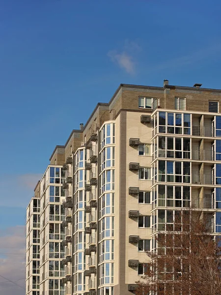 Lwów Ukraina 2020 Fasada Wysokiego Wielopiętrowego Nowoczesnego Domu Balkonami Dużymi — Zdjęcie stockowe
