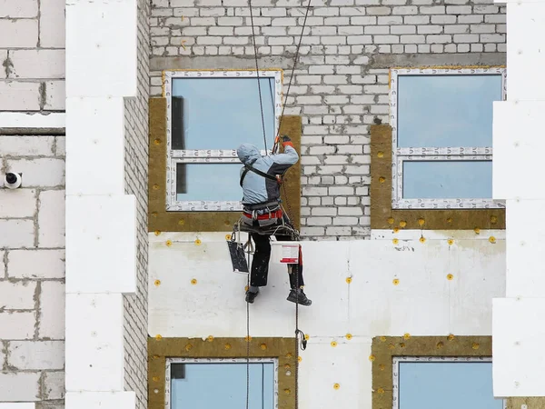 Construtor Equipamentos Escalada Isola Fachada Edifício Alto Com Espuma Plástico — Fotografia de Stock