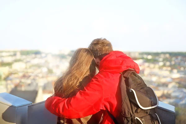 Een Man Een Rode Jas Staat Een Omhelzing Met Een — Stockfoto