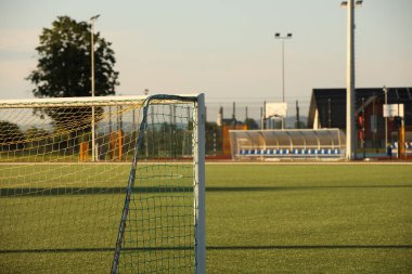Jaslo, Polonya - 792019: kentin açık stadyumunda doğal yeşil çimlerle kaplı bir futbol sahasında gol. Yarışmalar ve spor müsabakaları için bir yer. Bahçe düzenleme sporları. Açık hava aktiviteleri.