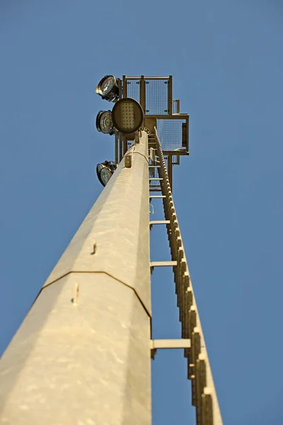 Lampy Lodowe Oświetlenia Zewnętrznego Dużym Terytorium Położonym Wysokim Słupie Aluminiowym — Zdjęcie stockowe