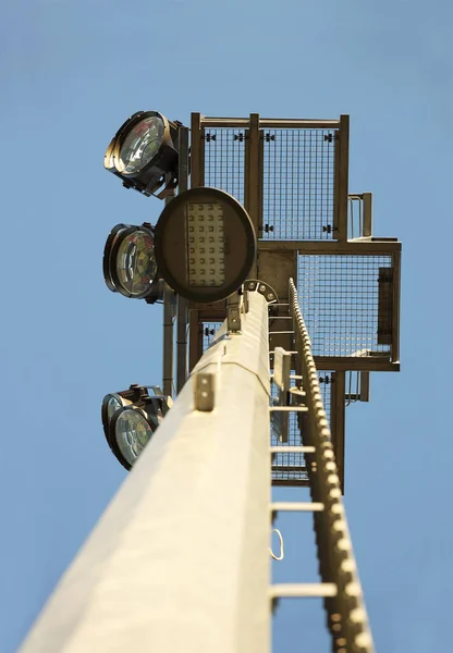 Lampy Lodowe Oświetlenia Zewnętrznego Dużym Terytorium Położonym Wysokim Słupie Aluminiowym — Zdjęcie stockowe