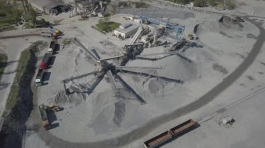 Nehir çakıllarının çıkarılması, yıkanması, tasnif edilmesi ve dağıtılması. Madencilik endüstrisi. Taş elde etme teknolojisi. Kuşbakışı görüş. Bir kuadrokopterle ateş etmek. Moloz ayıklamanın metal yapısı