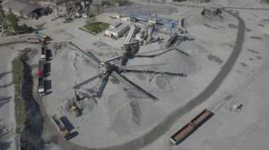 Nehir çakıllarının çıkarılması, yıkanması, tasnif edilmesi ve dağıtılması. Madencilik endüstrisi. Taş elde etme teknolojisi. Kuş bakışı. Bir kuadrokopterle ateş etmek. Moloz ayıklamanın metal yapısı