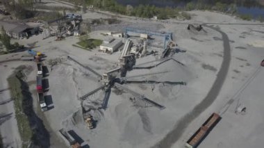 Nehir çakıllarının çıkarılması, yıkanması, tasnif edilmesi ve dağıtılması. Madencilik endüstrisi. Taş elde etme teknolojisi. Kuş bakışı. Bir kuadrokopterle ateş etmek. Moloz ayıklamanın metal yapısı