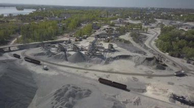 Nehir çakıllarının çıkarılması, yıkanması, tasnif edilmesi ve dağıtılması. Madencilik endüstrisi. Taş elde etme teknolojisi. Kuş bakışı. Bir kuadrokopterle ateş etmek. Moloz ayıklamanın metal yapısı