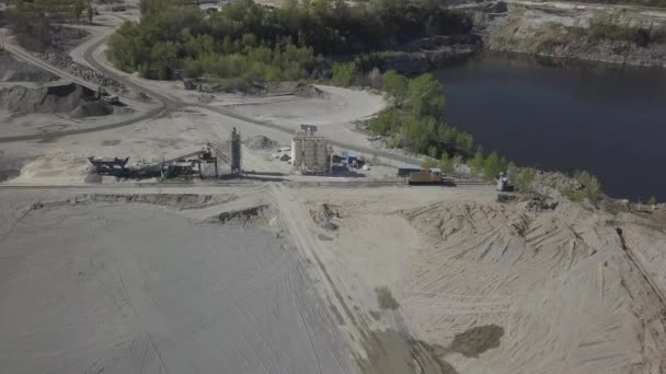 Extraction, lavage, tri et distraction du gravier fluvial. Industrie minière. Technologie d'obtention d'une pierre. Une vue d'oiseau. Tir avec un quadrocopter. Construction métallique de tri des décombres 