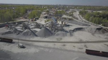 Nehir çakıllarının çıkarılması, yıkanması, tasnif edilmesi ve dağıtılması. Madencilik endüstrisi. Taş elde etme teknolojisi. Kuş bakışı. Bir kuadrokopterle ateş etmek. Moloz ayıklamanın metal yapısı