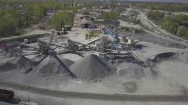 Nehir çakıllarının çıkarılması, yıkanması, tasnif edilmesi ve dağıtılması. Madencilik endüstrisi. Taş elde etme teknolojisi. Kuş bakışı. Bir kuadrokopterle ateş etmek. Moloz ayıklamanın metal yapısı