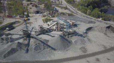 Nehir çakıllarının çıkarılması, yıkanması, tasnif edilmesi ve dağıtılması. Madencilik endüstrisi. Taş elde etme teknolojisi. Kuş bakışı. Bir kuadrokopterle ateş etmek. Moloz ayıklamanın metal yapısı