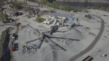 Nehir çakıllarının çıkarılması, yıkanması, tasnif edilmesi ve dağıtılması. Madencilik endüstrisi. Taş elde etme teknolojisi. Kuş bakışı. Bir kuadrokopterle ateş etmek. Moloz ayıklamanın metal yapısı