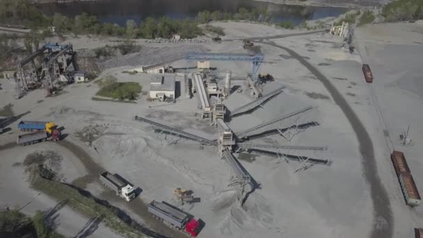 Nehir Çakıllarının Çıkarılması Yıkanması Tasnif Edilmesi Dağıtılması Madencilik Endüstrisi Taş — Stok video