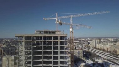 Lviv, Sychiv, Ukrayna - 272020: Kule vinçleri çok katlı bir binanın yapımı sırasında çalışır. Apartman sakinleri için yeni daireler ve ofisler için binalar. Yükseklikte riskli iş.