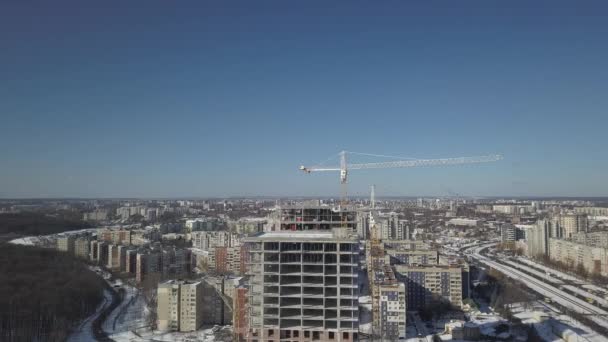 Lviv, Sychiv, Ucrania - 2 7 2020: Las grúas de torre trabajan durante la construcción de un edificio de varios pisos. Nuevos apartamentos para residentes y locales para oficinas. Trabajo arriesgado en altura . — Vídeos de Stock