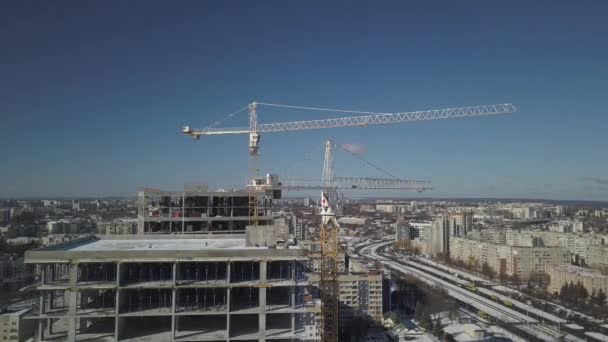 Lviv, Sychiv, Oekraïne - 2 7 2020: Torenkranen werken tijdens de bouw van een gebouw met meerdere verdiepingen. Nieuwe appartementen voor bewoners en kantoren. Risico 's op hoogte. — Stockvideo