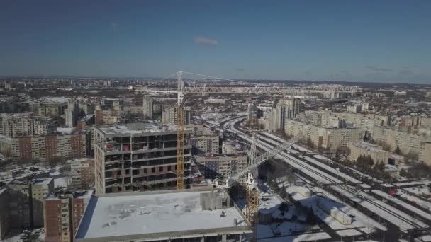 Lviv, Sychiv, Ukraine - 2 7 2020 : Des grues à tour travaillent à la construction d'un bâtiment à plusieurs étages. Nouveaux appartements pour les résidents et locaux pour les bureaux. Travail risqué en hauteur . — Video