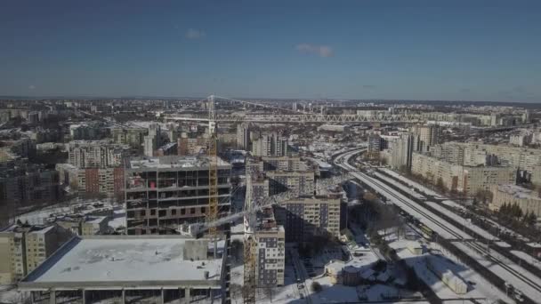 Lviv, Sychiv, Ukraine - 2 7 2020 : Des grues à tour travaillent à la construction d'un bâtiment à plusieurs étages. Nouveaux appartements pour les résidents et locaux pour les bureaux. Travail risqué en hauteur . — Video