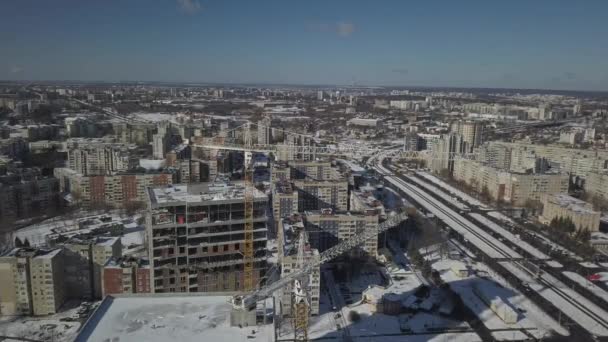 Lviv, Sychiv, Ucrania - 2 7 2020: Las grúas de torre trabajan durante la construcción de un edificio de varios pisos. Nuevos apartamentos para residentes y locales para oficinas. Trabajo arriesgado en altura . — Vídeo de stock