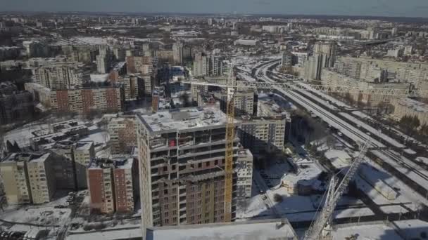 Lviv, Sychiv, Ucrania - 2 7 2020: Las grúas de torre trabajan durante la construcción de un edificio de varios pisos. Nuevos apartamentos para residentes y locales para oficinas. Trabajo arriesgado en altura . — Vídeo de stock