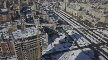 Lviv, Sychiv, Ukrayna - 272020: Kule vinçleri çok katlı bir binanın yapımı sırasında çalışır. Apartman sakinleri için yeni daireler ve ofisler için binalar. Yükseklikte riskli iş.